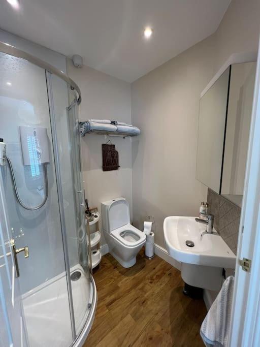 Adorable One Bedroom Apartment With Balcony 뉴타우너즈 외부 사진